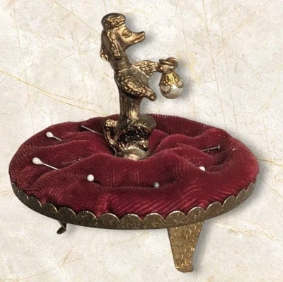 Caniche Francés Pin Cojín Perla Oro Baratija Rojo Terciopelo Perro Joyería Plato Años 60 De Colección Foto 1 de 4