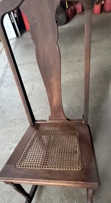 Mecedora antigua Atlas Furniture Co para niños de nogal americano y mimbre. Foto 1 de 4