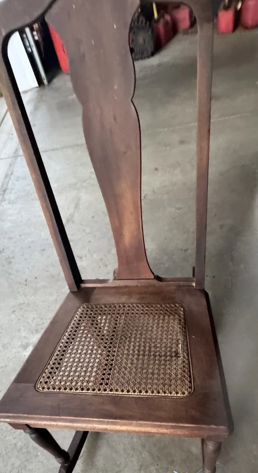 Mecedora antigua Atlas Furniture Co para niños de nogal americano y mimbre. Foto 1 de 4