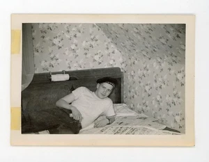 Mann liegend auf Bett Zeitung lesen Vintage Schnappschuss Fundfoto - Bild 1 von 3