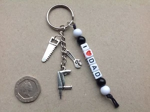 Handgefertigter Schlüsselanhänger VATERTAGSGESCHENK, PAPA, ICH LIEBE PAPA, PAPA ODER EIN BELIEBIGER NAME DIY-Motiv - Bild 1 von 4