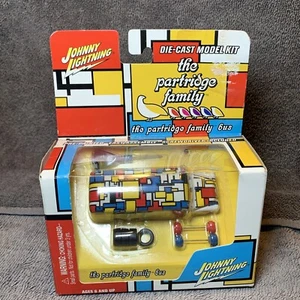 Johnny Lightning The Partridge Familienbus Druckguss Modellbausatz - Bild 1 von 9