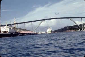 Barcos deslizables vintage 35MM pasando por debajo de enorme puente años 70 - Imagen 1 de 2