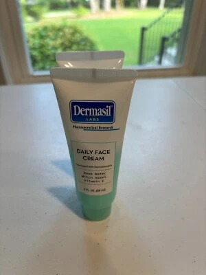 Crema facial diaria Dermasil Labs agua de rosas sin aceite bruja hamamelis Foto 1 de 2