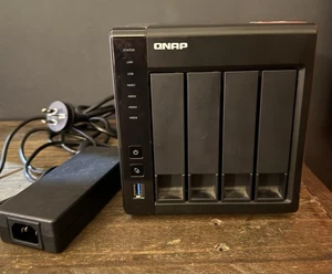 QNAP TS-451+ 4-bay NAS with Power Adapter *DISKLESS* - Zdjęcie 1 z 4