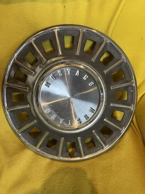 14 英寸 1968 福特 MUSTANG 二手 HUBCAP 很好的球杆 质量 STK# 103 — 第 1/3 张图片