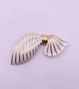 "Pin broche de lazo vintage Trifari tono dorado esmalte blanco leche 2,75""" - Imagen 1 de 5