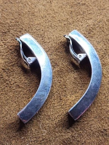 Orecchini in argento sterling modernista clip-on curvo canale a V - Foto 1 di 5