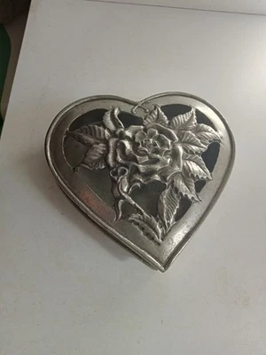 boite en etain ancien en forme de coeur 12 cm x11 cm - Photo 1/4