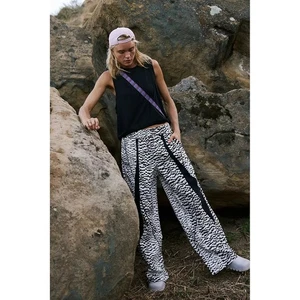 Free People FP Movement Aces Printed Pants Black White Scratch Concrete Gr. Large - Bild 1 von 14