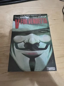 V for Vendetta Library Paperback 2008 by by Alan Moore (Author), David Lloyd (Il - Foto 1 di 2