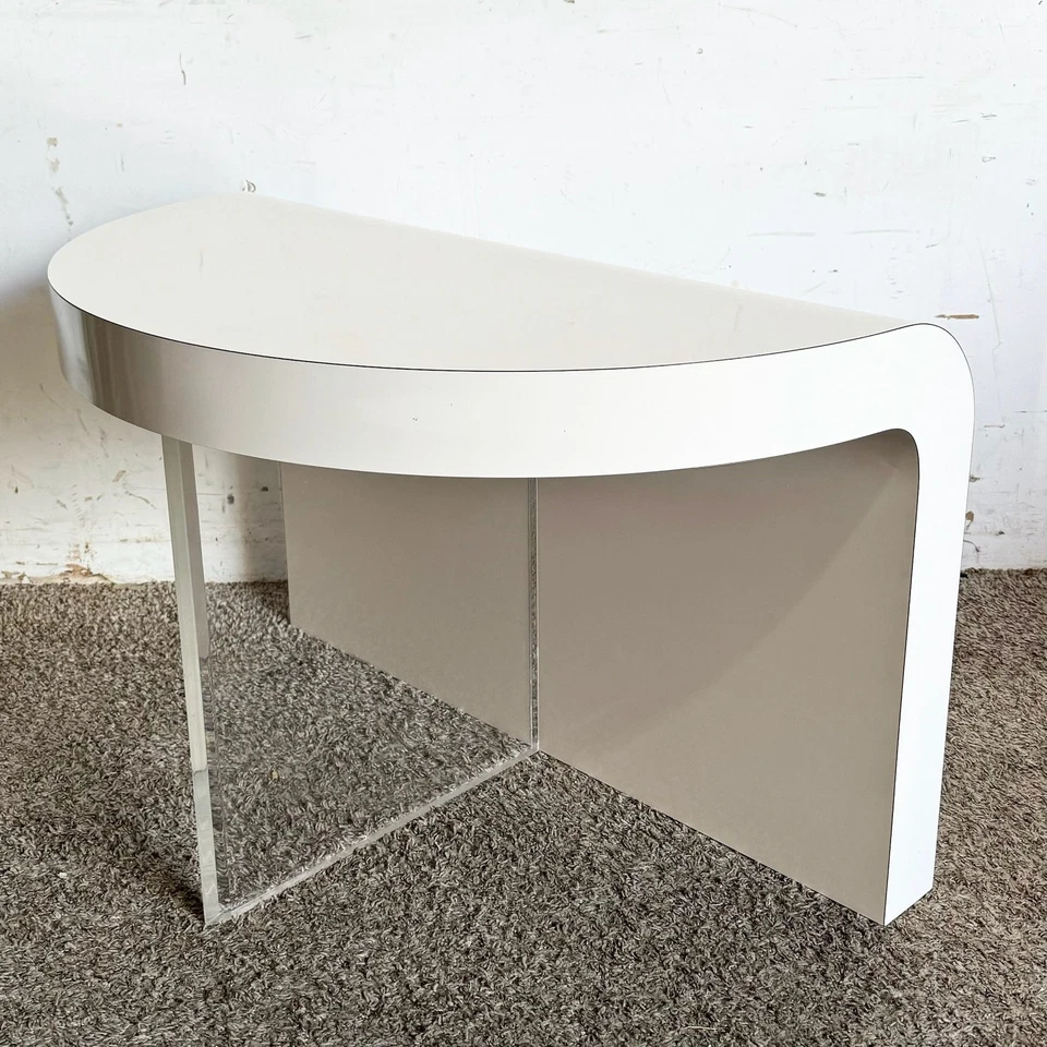 Mesa auxiliar posmoderna esculpida laminada blanca y cascada Lucite Foto 1 de 4