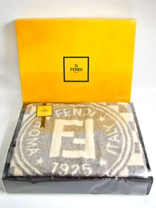 Toalla de baño Fendi FF Big Logo 100 % algodón blanco gris 120 x 60 cm con caja nueva - Imagen 1 de 5