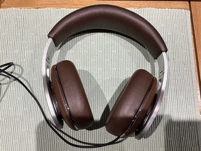 B&W P9 Hi-fi Headphones With Case and all original leads. - Image 1 of 4