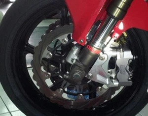 00 02 06 RC51 Front Bracket Radial 108mm + Rear under slung bracket Brembo 84mm - Picture 1 of 6
