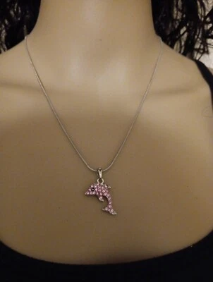 Colgante de delfín de cristal rosa y plata en cadena serpentina plateada 16" Foto 1 de 4