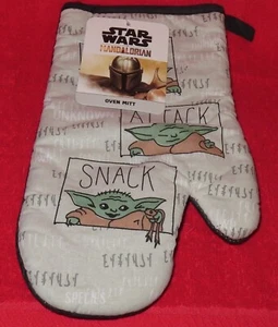 NWT STAR WARS DISNEY ONE (1) THE MANDALORIAN PROTECT ATTACK SNACK OVEN MITT - Picture 1 of 2