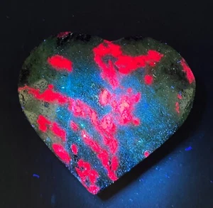 Natürliches rot/grünes Rubin Epidot Quarz Herz leuchtet unter UV-Licht C411 - Bild 1 von 8