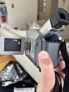 Canon ZR40 MiniDV Camcorder 360X Zoom Video - Needs Cassette - Picture 1 of 4