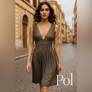 NUEVO CON ETIQUETAS POL Boho Mini Vestido Plisado Calado con Cuello en V Profundo en Desteñido Verde-Gris: M - Imagen 1 de 11