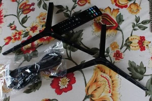 Vizio TV Ständer & funktionierende Fernbedienung für V655-H4 M656-G4 M656-H4 - Bild 1 von 6