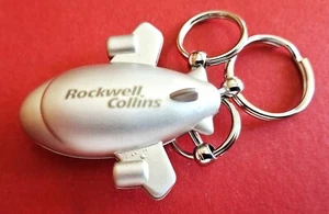 Rockwell Collins Schlüsselanhänger Flugzeug mit rot blinkenden Motorleuchten neuwertig in Box. - Bild 1 von 2