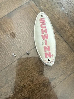 Placa de identificación de cabeza de bicicleta Schwinn BLANCA con ROSA con tornillos de montaje Foto 1 de 4