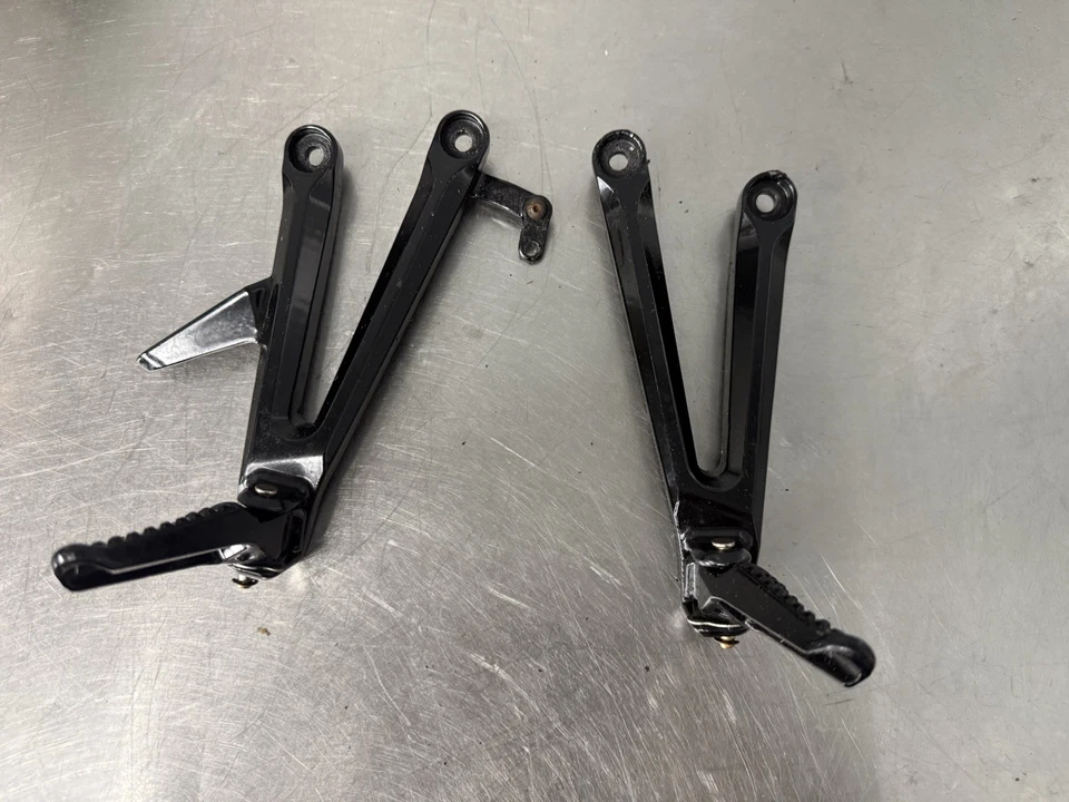 Honda CBR 1000RR 2006-2007 FABRICANTE DE EQUIPOS ORIGINALES JUEGO DE REPOSAPIÉS TRASERO PASAJERO PAR Foto 1 de 4