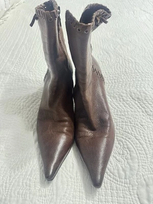 Botín para mujer Prada de cuero marrón con cremallera con costuras y tacón de gatito talla 36,5 Foto 1 de 4