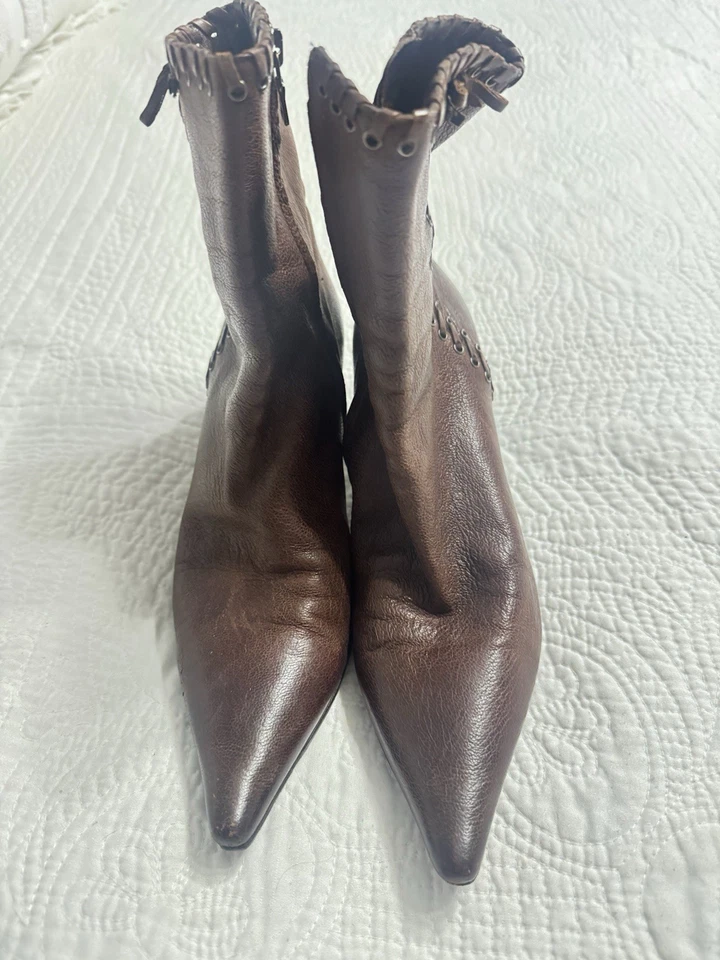 Botín para mujer Prada de cuero marrón con cremallera con costuras y tacón de gatito talla 36,5 Foto 1 de 4