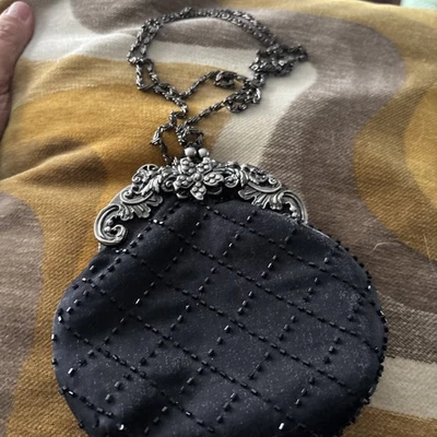 Bolso sin asas Jessica McClintock vintage negro satinado con cuentas con correa de cadena Foto 1 de 4