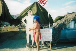 FOTOGRAFÍA ENCONTRADA HOMBRE ARDIENTE Rebanada de la Vida Imagen Color DE COLECCIÓN Mujer 04 29 - Imagen 1 de 1