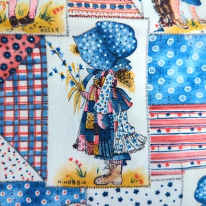 Vintage ~ 8,5 iarde Holly Hobbie tessuto ~ American Greetings Manes ~ rosso bianco blu - Foto 1 di 10