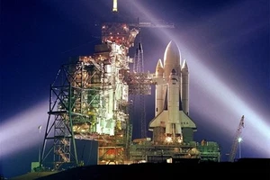 New 5x7 NASA Photo: Space Shuttle Columbia on Launch Pad before 1st Mission - Picture 1 of 1
