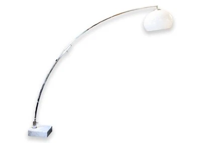 20 世纪 70 年代意大利白色丙烯酸灯罩镀铬框架和大理石底座弧形落地灯 — 第 1/4 张图片