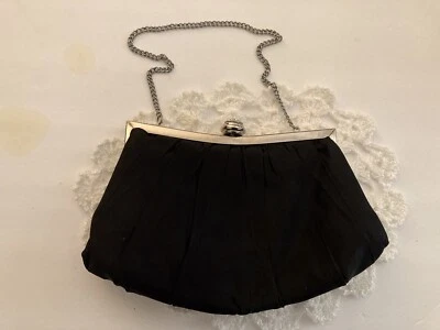 BOLSO/CLUTCH NEGRO con herrajes en tono plateado, BOLSO DE NOCHE FORMAL, PROM Noche Foto 1 de 4
