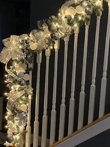 Weihnachtsgirlande Deko Weiß und Silber Kugeln Vorbeleuchtet 9 Fuß Maßanfertigung Voll - Bild 1 von 10