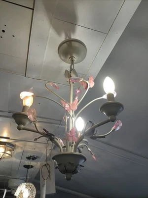 Araña Cristal Mariposa Acento Blanco Y Rosa 17”W 18”H Cadena Ajustable 6’ Foto 1 de 4