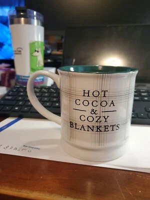 Caliente Cacao Y Acogedoras Mantas Cuadros Blanco Verde Café Chocolate Caliente Taza Cerámica Foto 1 de 4