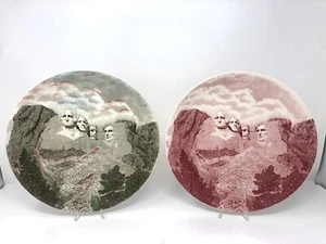 Coppia di piatti souvenir vintage MOUNT RUSHMORE Johnson Brothers England 10 3/4" - Foto 1 di 9