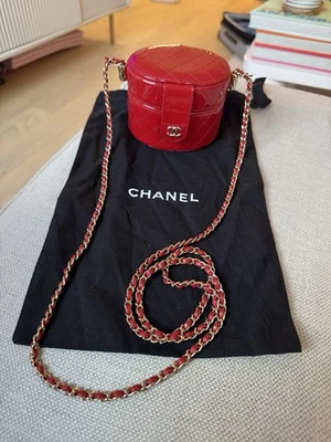 Bolso tocador Chanel mini redondo charol rojo con correa de cadena dorada Foto 1 de 4
