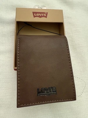 Кошелёк Levi's, вероятно, сделан из кожи с культовым логотипом Levi's. Новые функции - Изображение 1 из 4