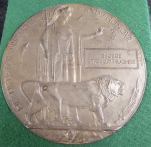 WW1 MILITARY BRONZE MEMORIAL DEATH PLAQUE  TO A RIFLEMAN IN THE KINGS REGIMENT - Bild 1 von 4