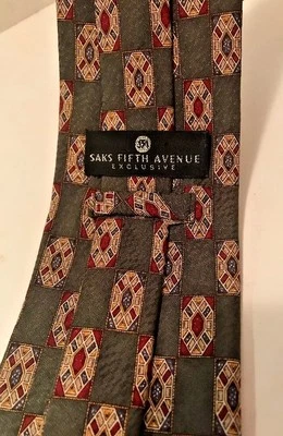 Saks Fifth Avenue Silk Tie Green Geometric Medallion SFA Italy Orig Rtl $128 EUC - Image 1 of 4