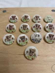 Vintage white button - dog looking over fence 2cm diameter - Picture 1 of 2