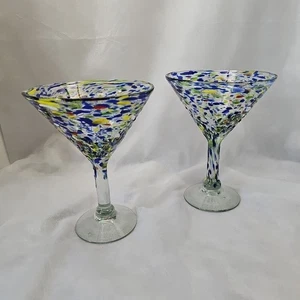 2 vasos de martini moteados de confeti coloridos soplados a mano usados en excelente estado  - Imagen 1 de 15