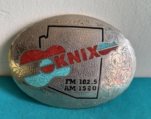 GUITARRA DE COLECCIÓN KNIX FM 102.5 PHOENIX MÚSICA COUNTRY CORAL TURQUESA HEBILLA DE CINTURÓN 1988 - Imagen 1 de 6