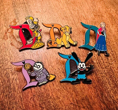 Disney 2025 5 pines ocultos Mickey D Simba Oswald Anna Lumiere barril Disneylandia Foto 1 de 2