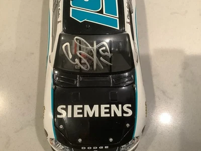 Cuna Elliott Sadler & Evernham 2008 autografiada Dodge Siemens fundida a presión y tarjeta Foto 1 de 4