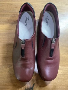 Mocasín sin cordones Trotters Jacey de cuero rojo con cierre de cremallera. 10N - Imagen 1 de 12